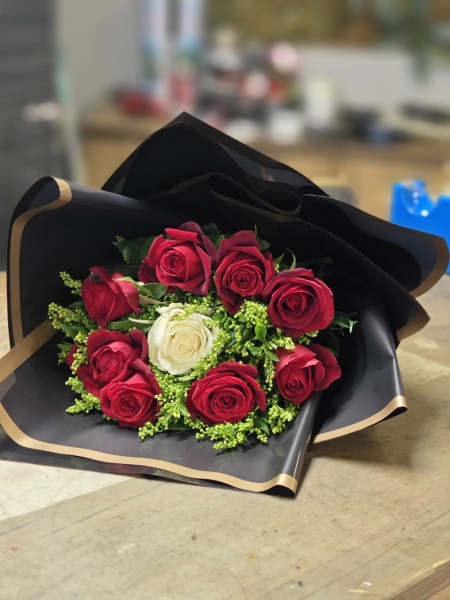 Kırmızı Güller Ortası Beyaz Gül Buketi