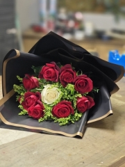 Kırmızı Güller Ortası Beyaz Gül Buketi